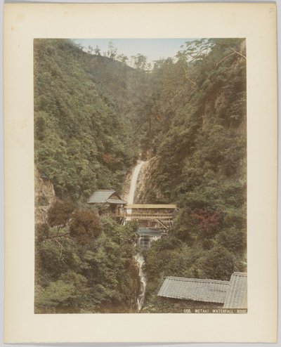 Metaki Waterfall, Kobe, Japão (foto colorida à mão a preto e branco) de Japanese Photographer