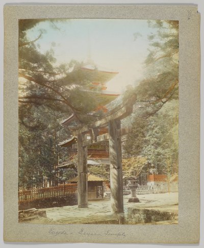 Pagoda em Tōshō-gū, Nikko, Japão (foto a p/b colorida à mão) de Japanese Photographer