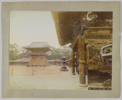 Temple Gate, Shiba Park, Tóquio, Japão (foto a p/b colorida à mão) de Japanese Photographer