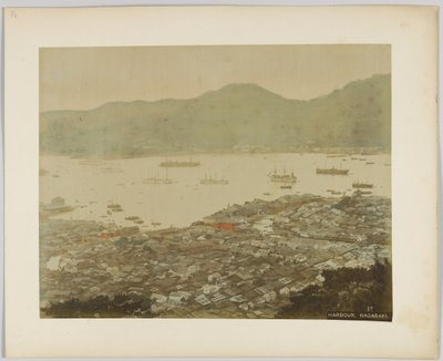 O Porto de Nagasaki, Japão (foto a p/b colorida à mão) de Japanese Photographer