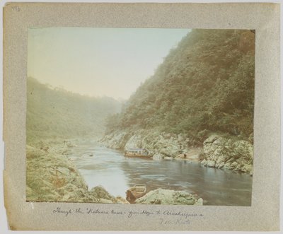 Através da Katsura-Gawa, de Hozu a Arashiyama, perto de Kyoto, Japão (foto a p/b colorida à mão) de Japanese Photographer