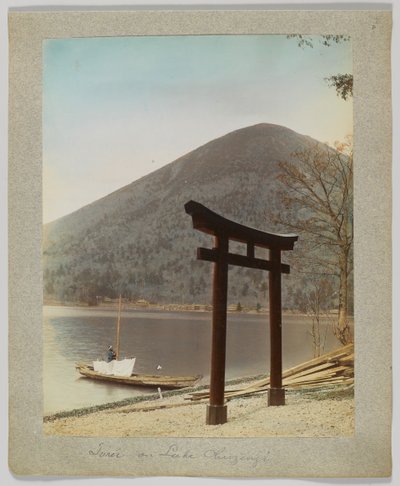 Torii no Lago Chuzenji, Nikko, Japão (foto a p/b colorida à mão) de Japanese Photographer