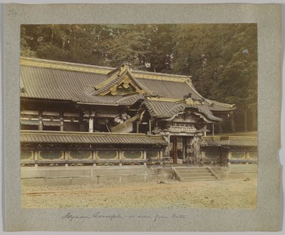Tōshō-_gū visto do portão, Nikko, Japão (foto a p/b colorida à mão) de Japanese Photographer