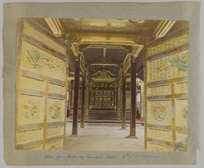 Vista da Porta para as Portas, Templo do 6º ou 7º Shogun, Shiba Park, Tóquio, Japão (foto a p/b colorida à mão) de Japanese Photographer