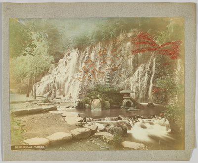 Cascata, Yumoto, Província de Kanagawa, Japão (foto colorida à mão em preto e branco) de Japanese Photographer