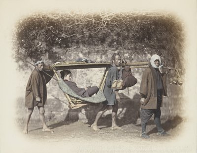 Mulher carregada em um kago (foto a p/b colorida à mão) de Japanese Photographer