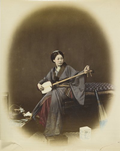Mulher a tocar o shamisen (foto a p/b colorida à mão) de Japanese Photographer