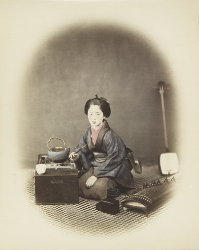 Mulher com koto e shamisen (foto a p/b colorida à mão) de Japanese Photographer