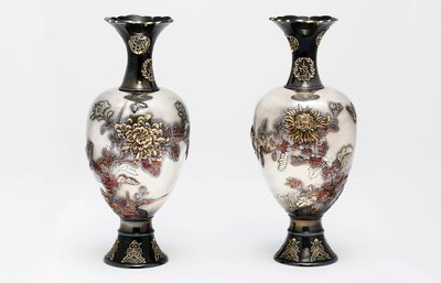 Um par de vasos de estúdio Ozeki, período Meiji, final do século 19 (cerâmica com ouro e cobre) de Japanese School