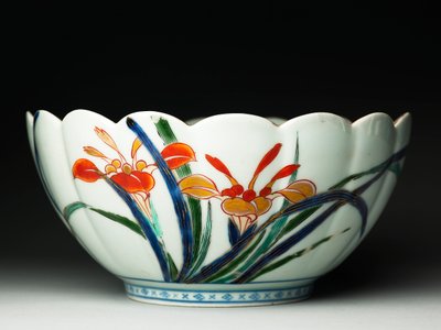 Tigela com lados estriados e um bordo recortado, ko-Imari ware, c.1770-20 (louça de barro com esmalte azul e esmalte overglaze) (ver também 117721) de Japanese School