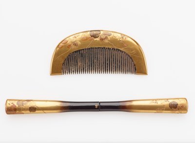 Pente e gancho de cabelo, finais do século XIX (corno e madeira com laca e ouro) de Japanese School