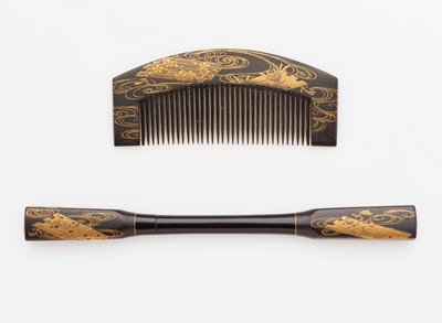 Pente e grampo de cabelo, final do século 19 ao início do século 20 (chifre e madeira com laca e ouro) de Japanese School