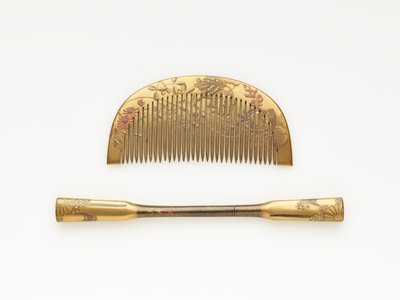 Pente e grampo de cabelo, final do século 19 ao início do século 20 (madeira com laca e ouro) de Japanese School