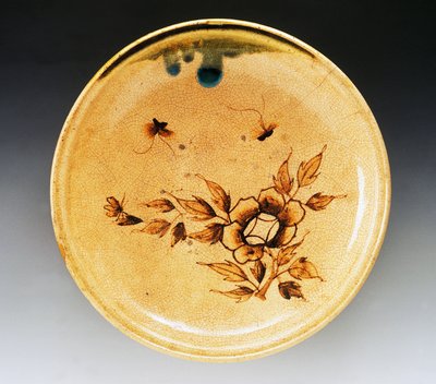 Tabuleiro decorado em grés esmaltado decorado com duas borboletas e peónia, final do século XVIII - início do século XIX, fabrico Seto, diâmetro 34 cm, civilização japonesa, período Edo de Japanese School