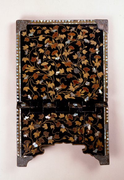 Detalhe da parte de trás de um pedestal de missal dobrável cristão do período Momoyama decorado com videiras e folhagens em aogai e hiramakie dourado em um terreno roironuri de Japanese School