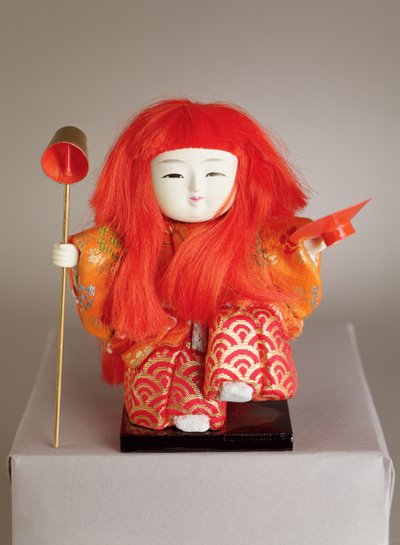 Boneca do festival de um criado segurando uma poção e um prato de Japanese School