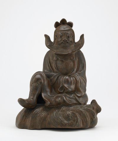 Figura de Shoki, o demônio queller, sentou em uma pedra, Imbe, Okayama prefecture, período de Edo ou era de Meiji (cerâmica) de Japanese School
