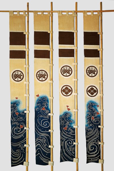 Quatro estandartes (nobori) com motivos que representam tarambolas em ondas, brasões de família, bambu, flores em círculos, algodão, tingidos em reserva com amido de arroz e imersão em índigo com pigmentos e tinta, civilização japonesa, período Meiji-Taish de Japanese School