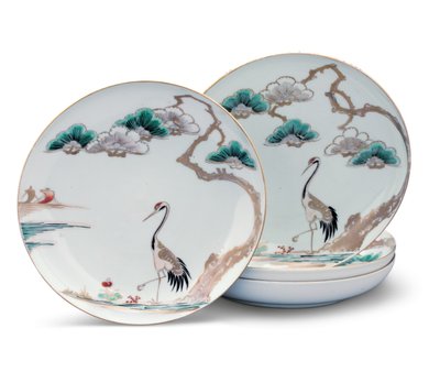 Quatro pratos, Período Edo (porcelana com esmalte vermelho, verde, azul e preto sobre esmalte e dourado) de Japanese School