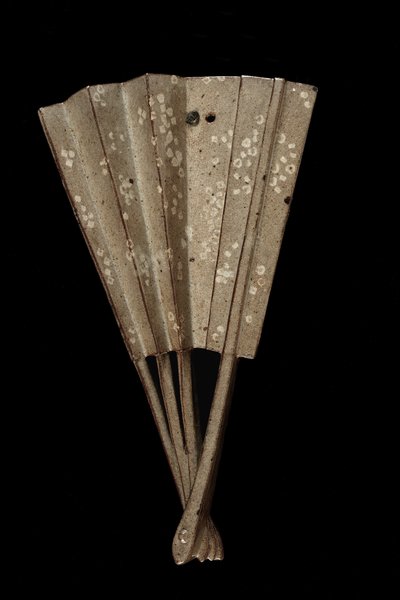 Vaso suspenso em forma de leque, prefeitura de Kumamoto, período Edo (cerâmica) de Japanese School