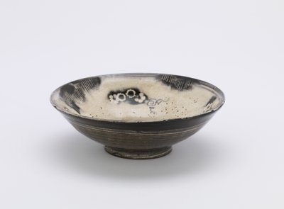 Tigela individual, Kyushu ou Kyoto, período Edo, século XVIII-XIX (grés com esmalte branco e pigmento de cobalto sob esmalte claro) de Japanese School