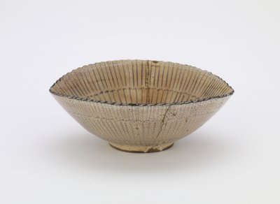Tigela individual em forma de chapéu de tartaruga, período Edo (grés com cobalto e pigmentos de ferro sob esmalte claro) de Japanese School