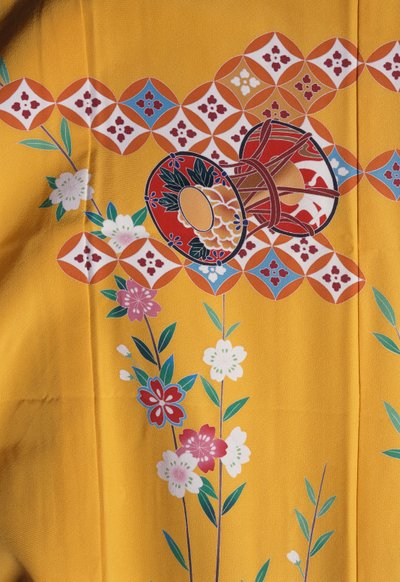 Kimono (7 anos) semelhante à das mulheres adultas para a festa de Shichi-Go-San quando vão ao santuário xintoísta com a sua família, seda, motivos florais, flores de cerejeira, tambor Taiko, detalhe, têxteis de Tokamachi, civilização japonesa, século XX de Japanese School