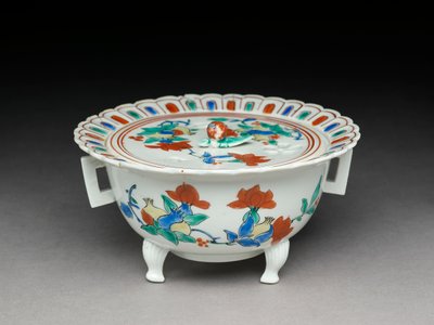 Bacia de Koro com uma tampa plana, mercadoria relacionada de Kakiemon, 1680-1700 (louça de barro com overglaze de esmalte) de Japanese School
