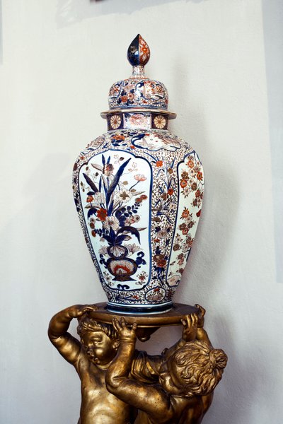 Grande vaso japonês com tampa do período Edo, era Genroku. 1688-1703. Apartamentos de Maria Brignole Sale (Brignole-Sale) De Ferrari, Duquesa de Galliera (1811-1888), os móveis são provenientes do Hotel Matignon, sua residência parisiense. Palazzo Rosso, G de Japanese School