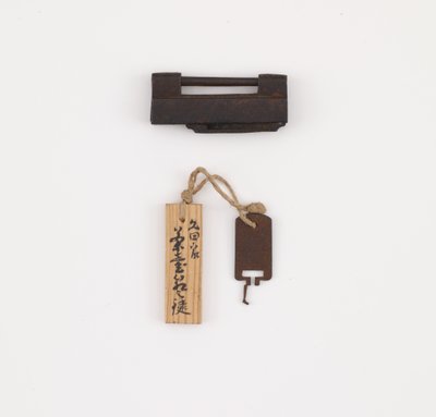 Fechadura e chave para a antiga caixa de armazenamento externa para jarra de armazenamento de folhas de chá de Japanese School