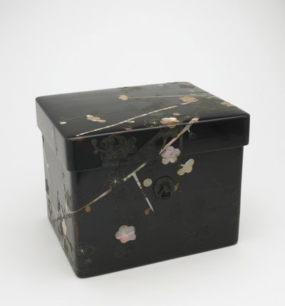 Caixa de máscaras com capa embutida, período Edo (laca em madeira com chumbo e madrepérola) de Japanese School