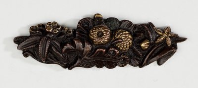 Menuki, ou adorno de aderência, em forma de arranjo floral (liga de cobre e dourado com douradura) de Japanese School
