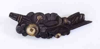 Menuki, ou adorno de aderência, em forma de arranjo floral (liga de cobre e dourado com douradura) de Japanese School
