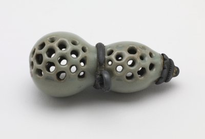 Netsuke na forma de uma cabaça, província de Yamashiro, período de Edo ou era de Meiji (cerâmica) de Japanese School