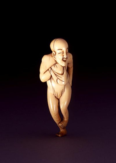 Netsuke de um homem com cara de cavalo e cabeça de cavalo, provavelmente Osaka, c.1800-20 (marfim) (ver também 193635) de Japanese School