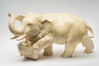 Okimono de um elefante atropelando um tigre de Japanese School