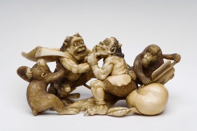 Okimono de dois demônios lutando, assistido por dois macacos de Japanese School