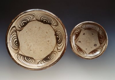 Placas decoradas com umanomezara (círculos com padrão olho de cavalo), finais do século XVIII - início do século XIX, grés esmaltado, produzidas em Seto, diâmetro 21,5 cm e 34,5 cm, civilização japonesa, período Edo de Japanese School