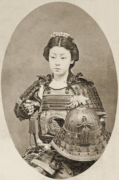 Retrato de uma mulher guerreira com flores no cabelo, c.1895 de Japanese School