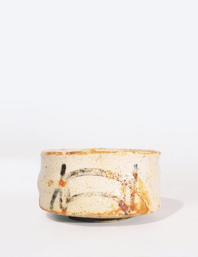 Tigela de chá Shino Chawan com rodapé baixo, Momoyama Period (grés esmaltado) de Japanese School