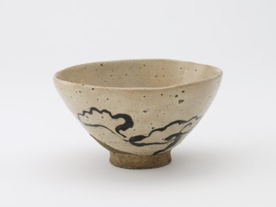 Bacia de chá com desígnio de fungo de imortalidade, período de Edo, 18º-19º século (stoneware com o pigmento de ferro debaixo de um esmalte claro) de Japanese School
