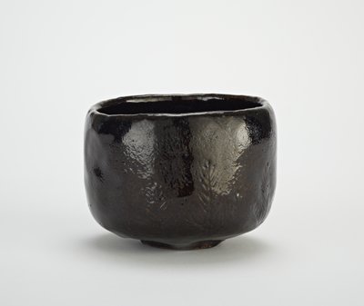Tigela de chá com design de pinheiro-manso, chamada "Okina". de Japanese School
