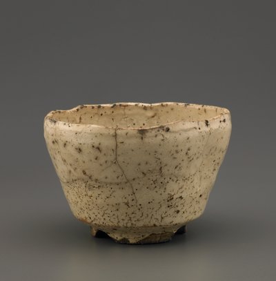 Bacia de chá com pé entalhado, prefeitura de Yamaguchi, período de Edo (faiança com deslizamento branco debaixo de vidrado de madeira-cinza) de Japanese School