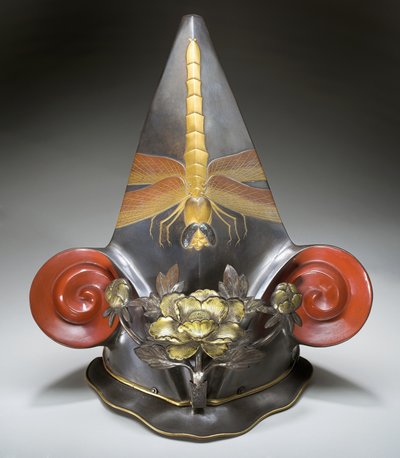 Capacete teatral para o teatro Kabuki (laca sobre tecido com incrustações de latão e conchas) de Japanese School