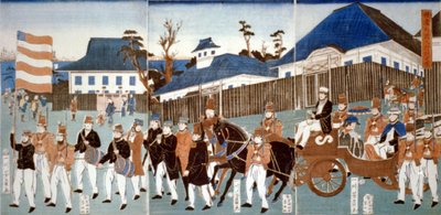 Tríptico mostrando um desfile de estrangeiros, Yokohama, numa carruagem aberta puxada a cavalo e conduzida por homem carregando as estrelas e riscas, e uma banda militar,1861. Utagawa Yoshigawa (actives 1850-1870) artista ukiyo-e japonês. de Japanese School