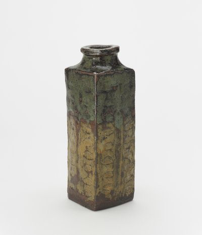 Vaso de porcelana Yatsushiro ou Shodai na forma de um cong chinês arcaico, Vaso de Japanese School