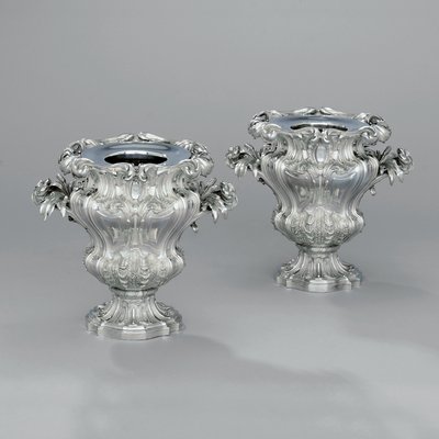 Um par de refrigeradores de vinho em forma de urna com pergaminhos foliados e alças de junco, c.1880 (prata) de Jean Baptiste Gustave Odiot