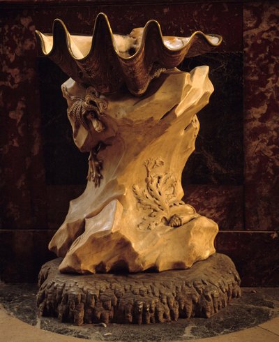 Benitier forma de uma concha sobre rocha realizada por Jean Baptiste Pigalle (1714-1785) 1745 Paris, Igreja Saint Sulpice. de Jean Baptiste Pigalle