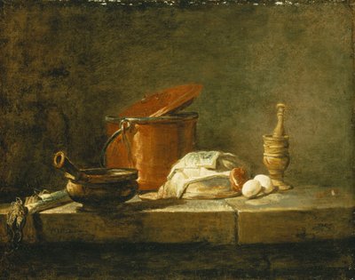 Alho-poró, uma caçarola, uma panela de cobre com tampa, uma fatia de peixe, uma cebola e dois ovos, com um pilão e almofariz, numa borda, 1734 de Jean Baptiste Simeon Chardin