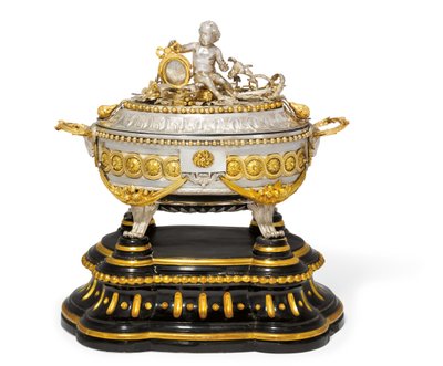 Terrina de sopa, tampa e suporte, Malines, c.1780 (metal dourado e prata) (ver também 430298) de Jean Corneille Hendrickx